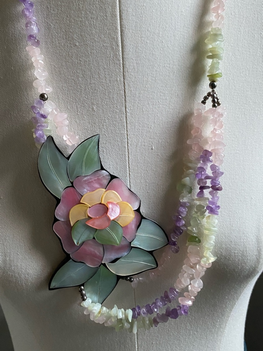 Vtg Lee Sands Mother of Pearl Inlay Flower Necklace with Natural Gemstones